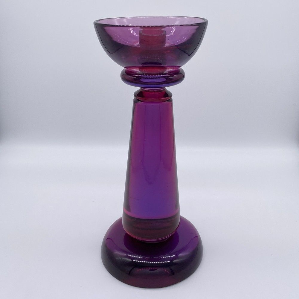 CANDELABRE en verre moulé pressé et teinté...