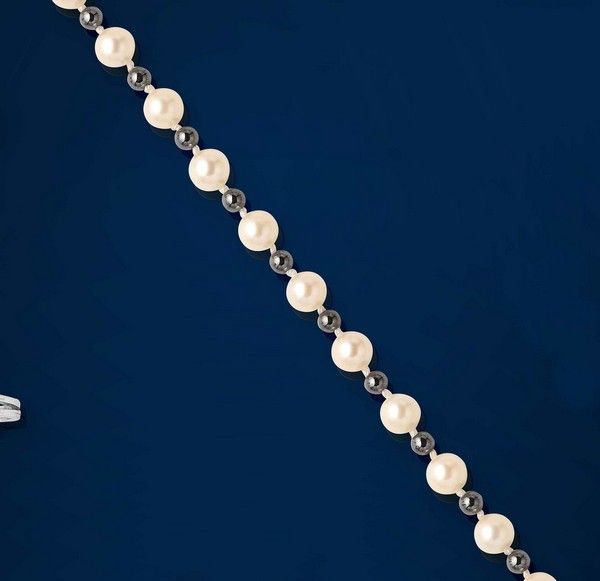 COLLIER de perles de culture et perles noires...