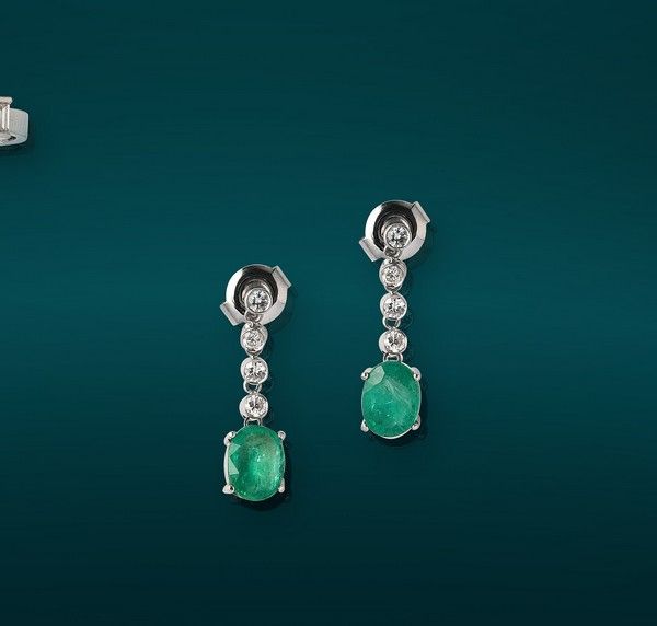 PAIRE DE PENDANTS D'OREILLES en or gris (750)...