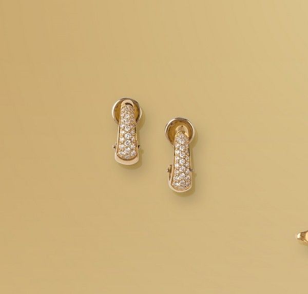 PAIRE DE BOUCLES D'OREILLES en or (750) pavées...