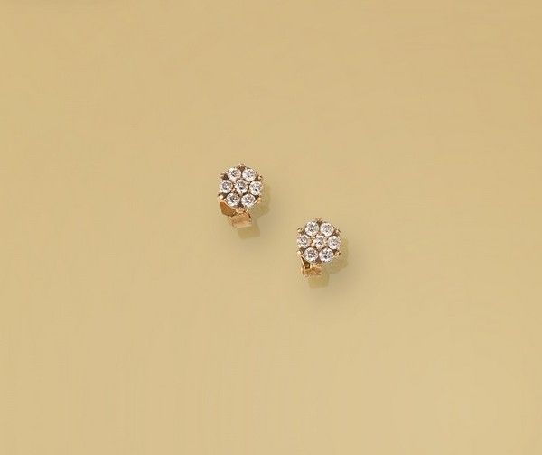 PAIRE DE CLOUS D'OREILLES en or (750) pavés...