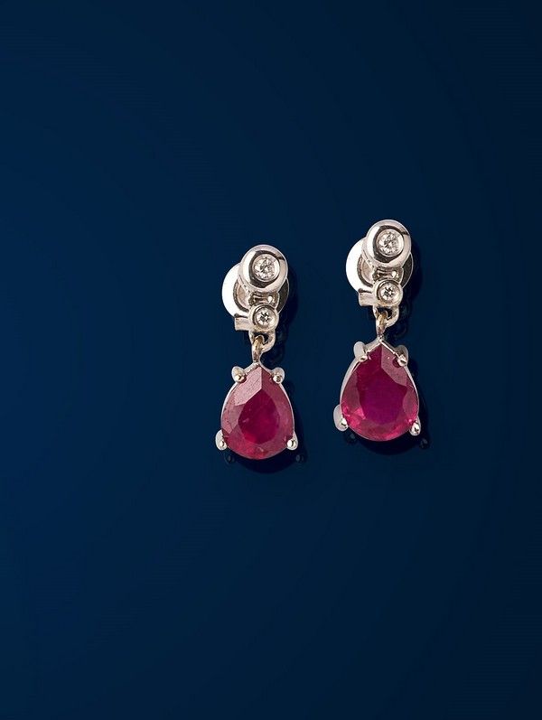 PAIRE DE PENDANTS D'OREILLES en or gris (750)...