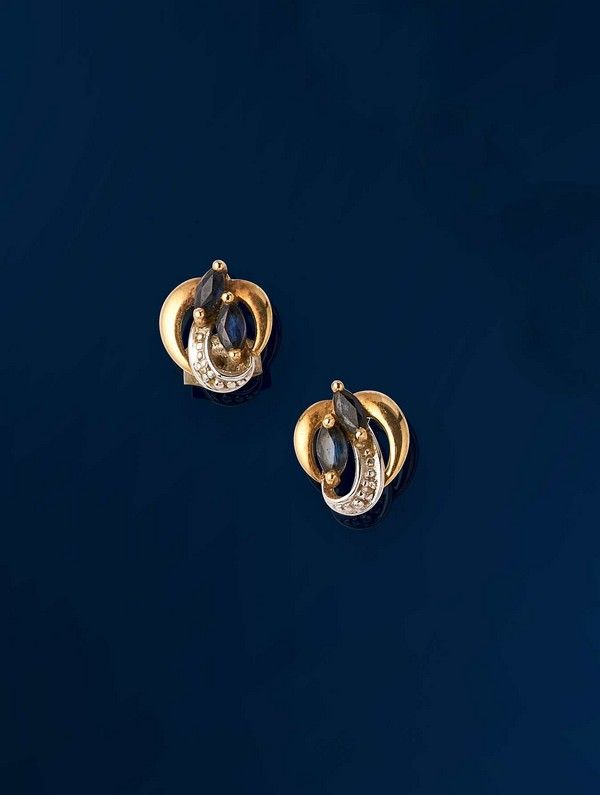 PAIRE DE BOUTONS D'OREILLES en or jaune (750)...