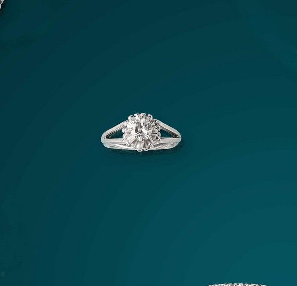 SOLITAIRE en or gris (750) et diamant cassé...