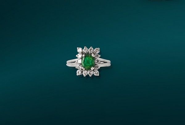 BAGUE en or gris (750) avec émeraude ovale...
