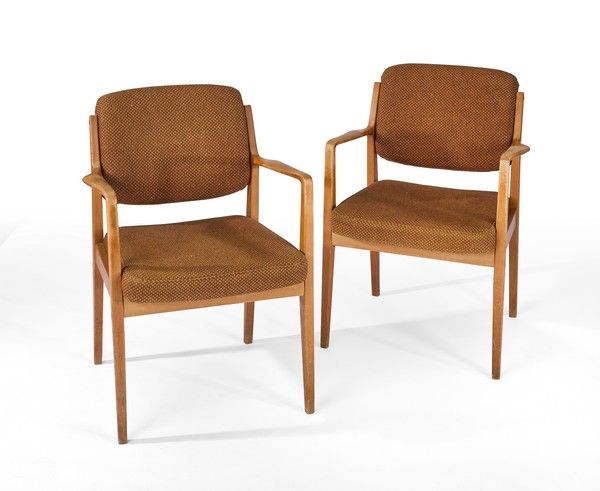 PAIRE DE FAUTEUILS en bois de style Scandinave...