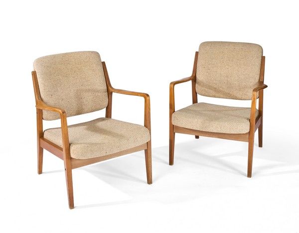 PAIRE DE FAUTEUILS DE REPOS en bois de style...
