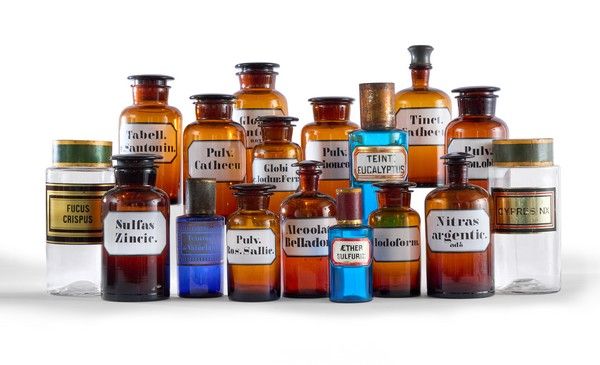 SUITE DE DIX-SEPT POTS A PHARMACIE cylindriques...