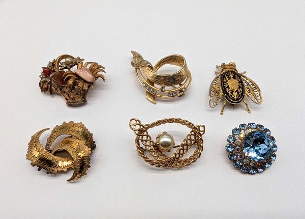 ENSEMBLE DE 6 BROCHES FANTAISIES dont une...
