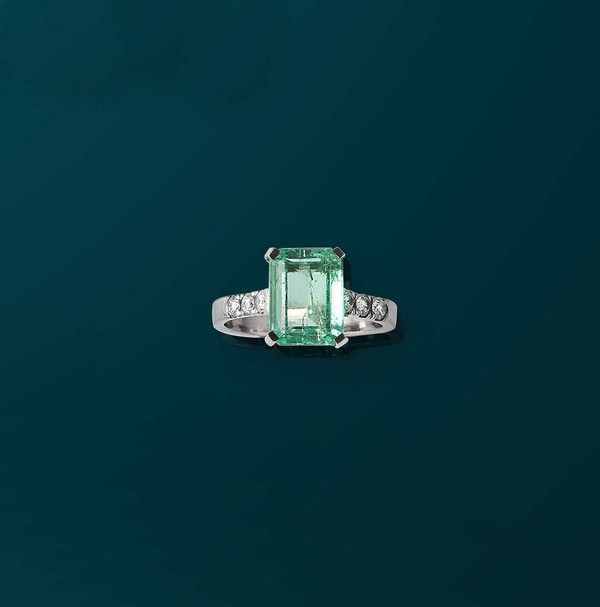 BAGUE en or gris (750) palladié, ornée d'une...
