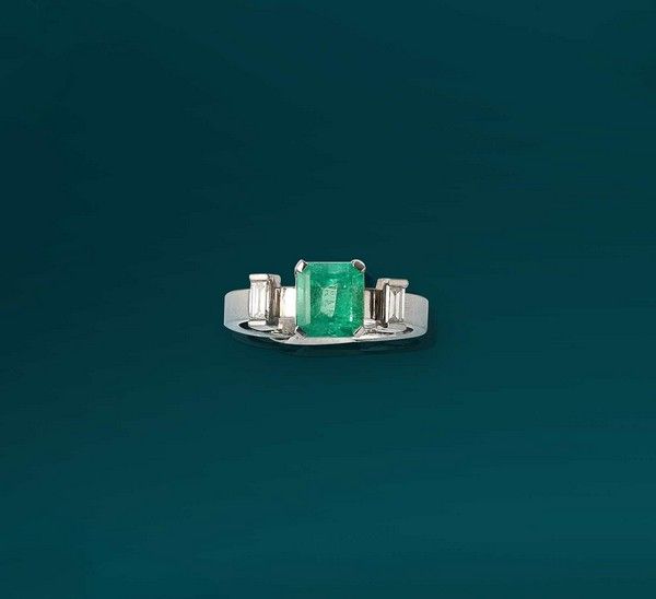 BAGUE en or gris (750) palladié, ornée d'une...