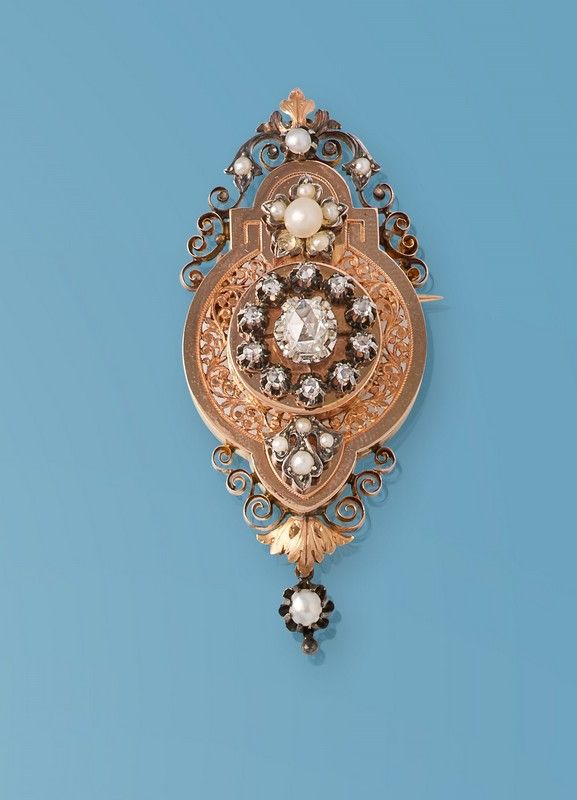 BROCHE en or (750) de forme chantournée,...