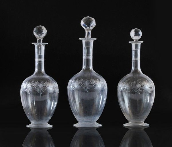 SUITE DE TROIS CARAFES balustres en cristal...
