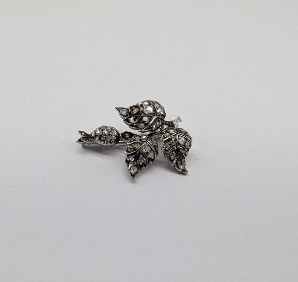 PETITE BROCHE en argent (925) à décor de...
