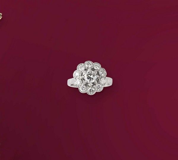 BAGUE fleur en platine (950) centrée d’un...