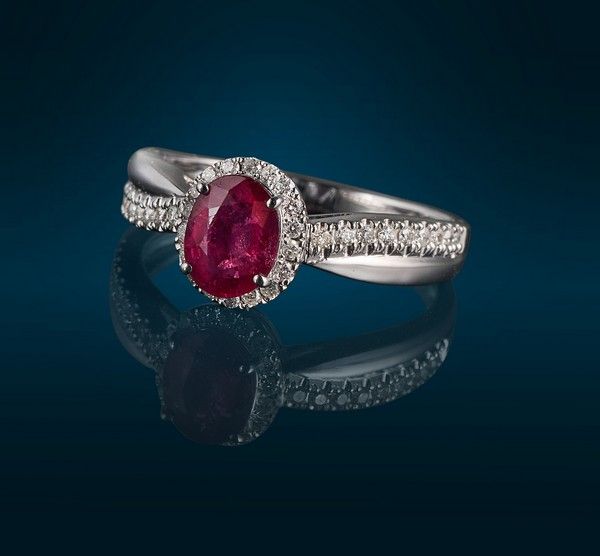 BAGUE en or gris (750) ornée d'un rubis taille...