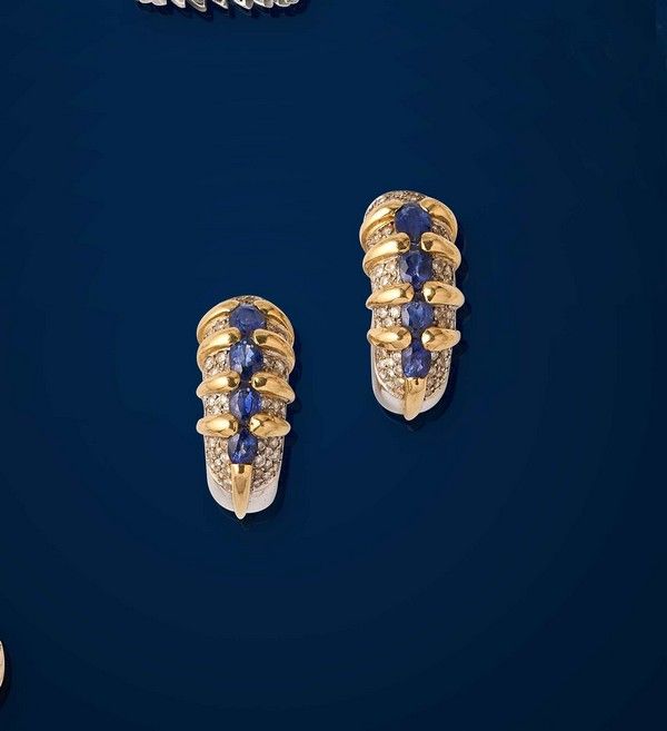 PAIRE DE CLIPS D'OREILLES demi-lune en or...