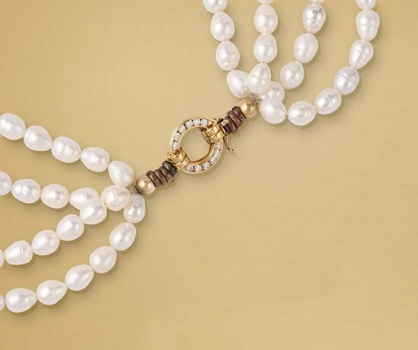 COLLIER à quatre rangs de perles d'eau douce...