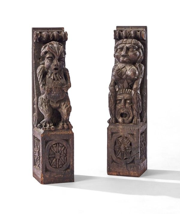 PAIRE DE CORBEAUX DE POUTRE, en bois sculpté,...