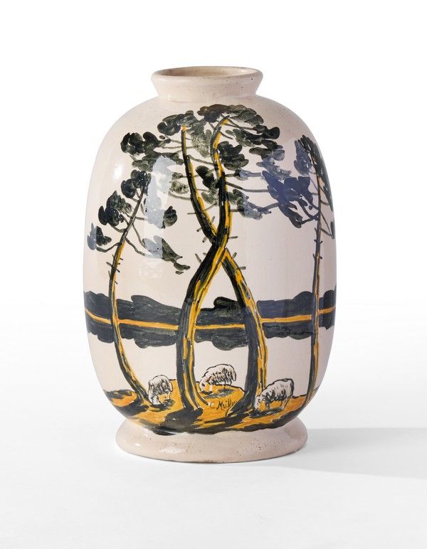 VASE ovoïde en faïence à décor émaillé d'un...