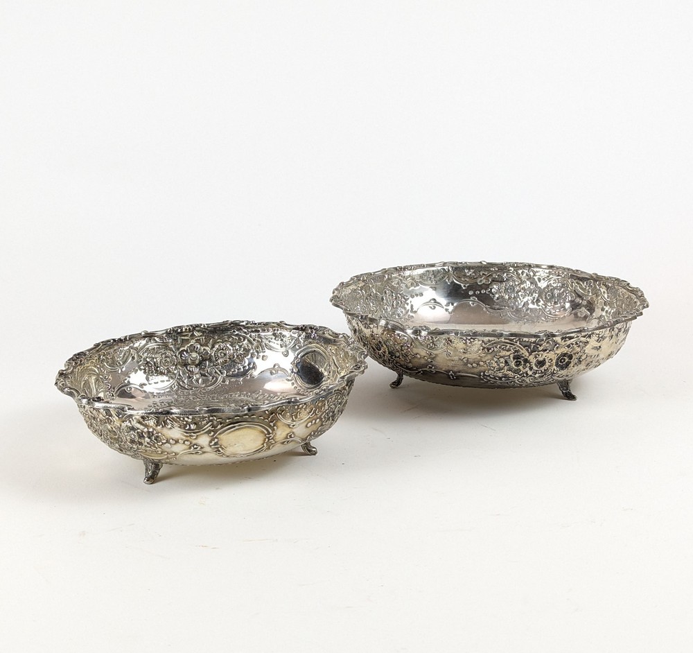 PAIRE DE COUPELLES en argent (900) ciselé...