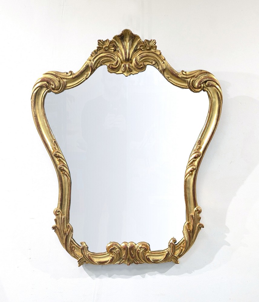 MIROIR à cadre en bois doré et sculpté de...