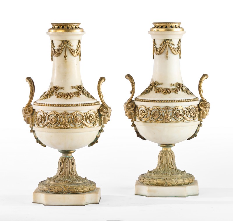 PAIRE DE GRANDS VASES balustres en marbre...