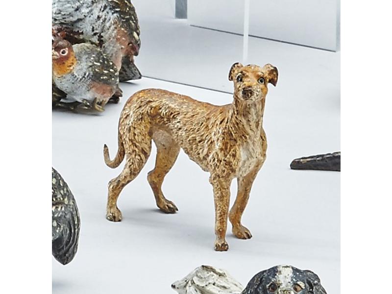 CHIEN ROUX en bronze polychrome.