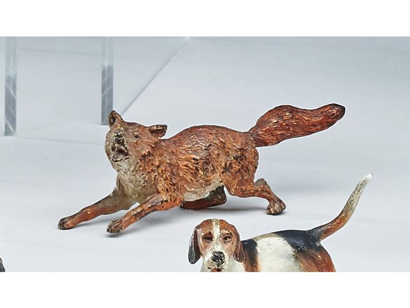 RENARD aux abois en bronze polychrome.
