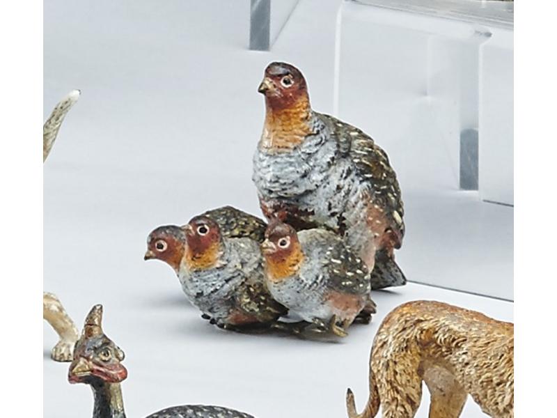 PERDRIX ET SES TROIS PETITS en bronze polychrome,...