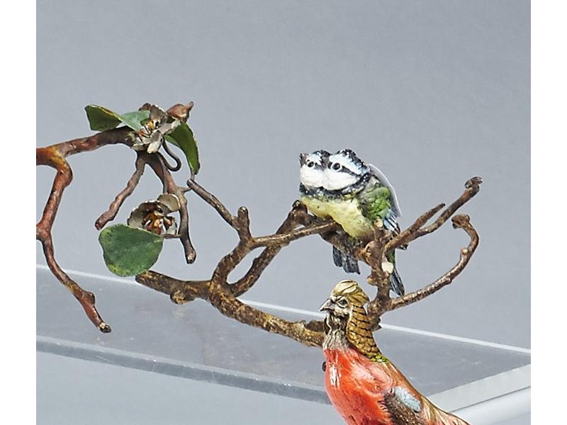 DEUX PETITS OISEAUX devant une branche en...