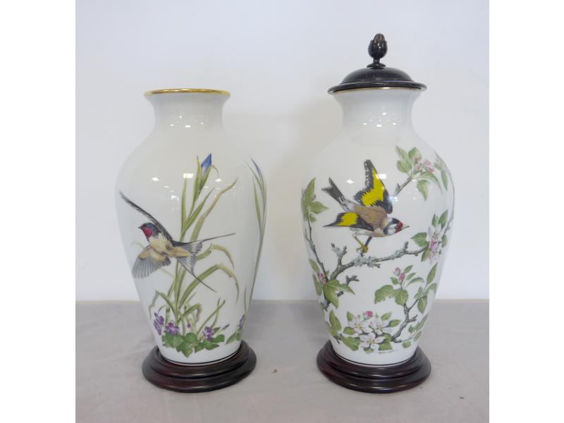 PAIRE DE VASES de forme balustre en porcelaine...