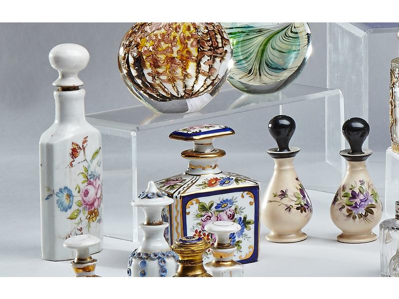 SUITE DE QUATRE FLACONS A PARFUM en porcelaine...