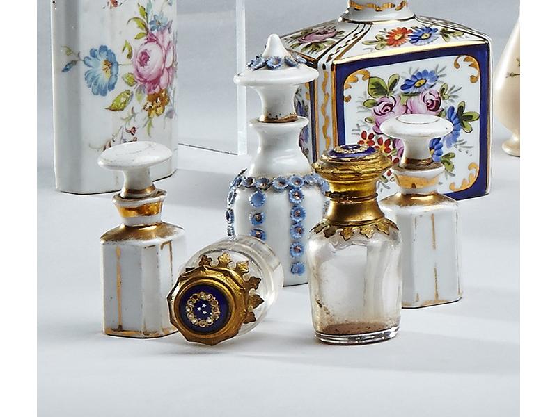 PAIRE DE PETITS FLACONS A PARFUM de forme...