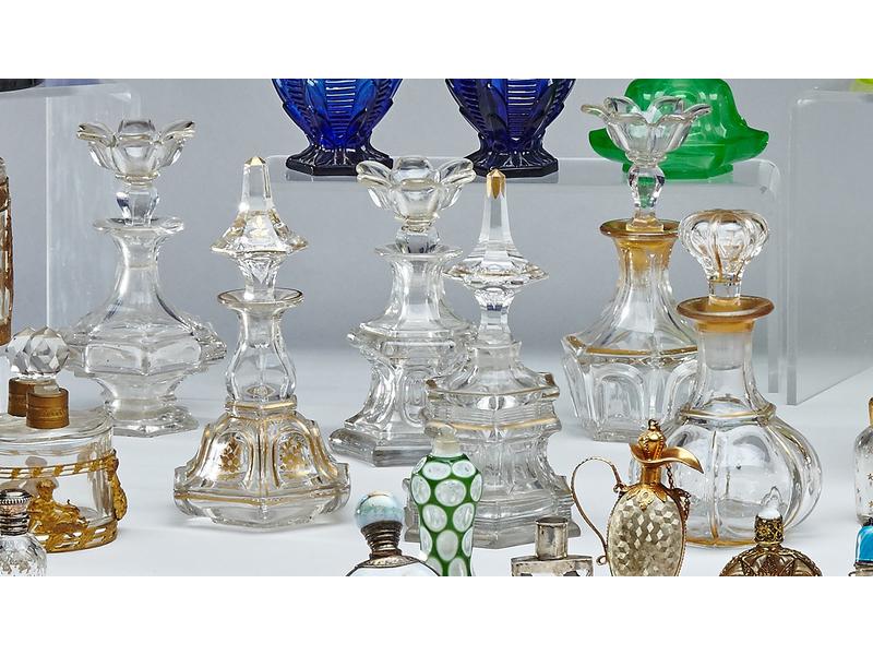 SIX BEAUX FLACONS A PARFUM dont une paire...