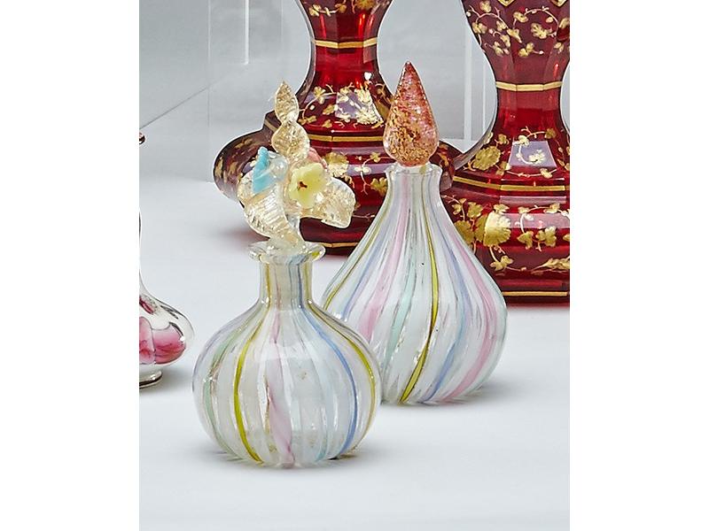 PAIRE DE FLACONS A PARFUM en verre soufflé...