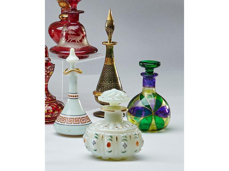 DEUX FLACONS A PARFUM dont deux en opaline...