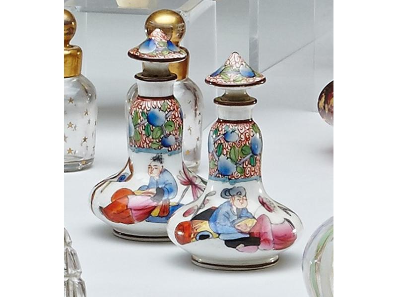 PAIRE DE PETITS FLACONS A PARFUM de forme...