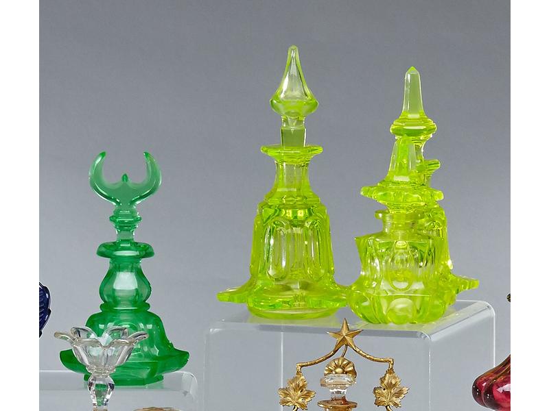 QUATRE FLACONS A PARFUM de forme balustre...