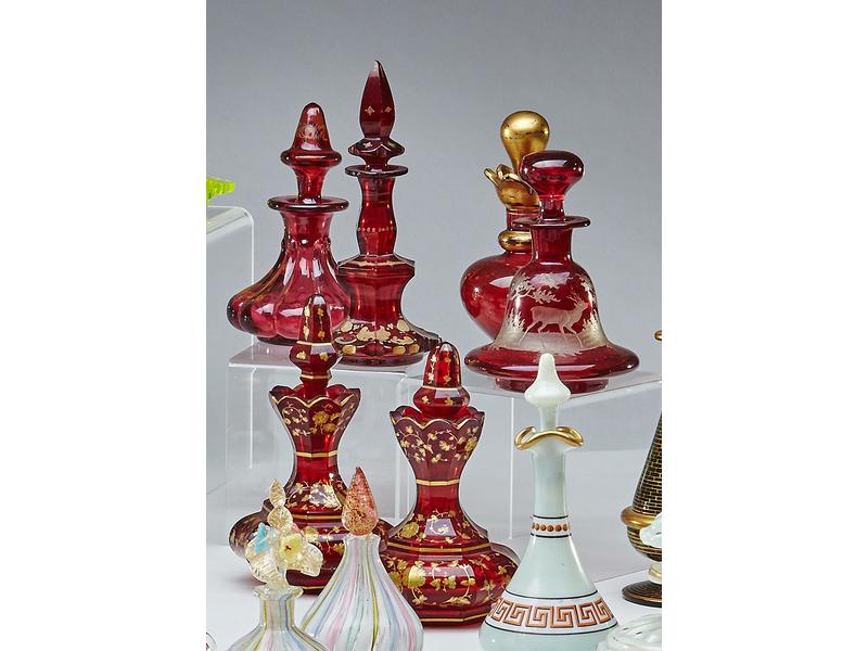 SIX FLACONS A PARFUM en verre rouge dont...