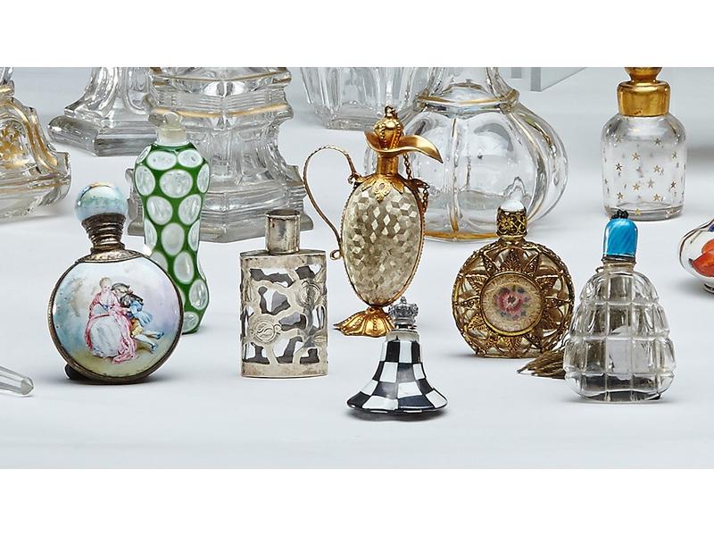 SEPT PETITS FLACONS A PARFUM OU TABATIERES...