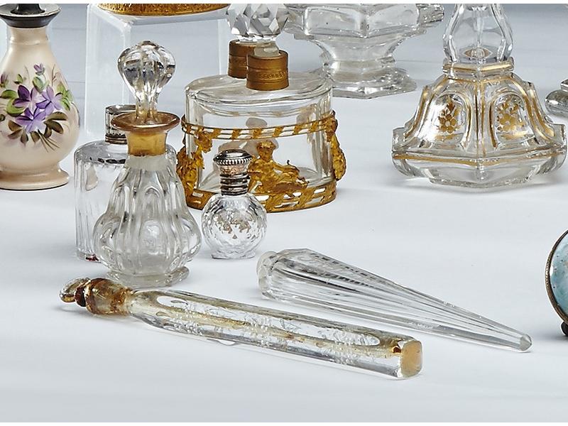 CINQ FLACONS A PARFUM en verre moulé, dont...