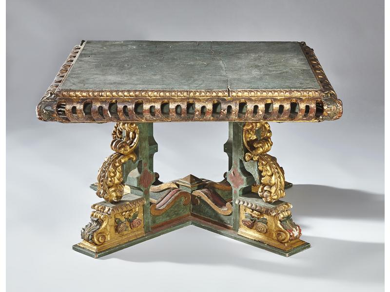TABLE BASSE CARREE en bois ajourée et sculptée,...