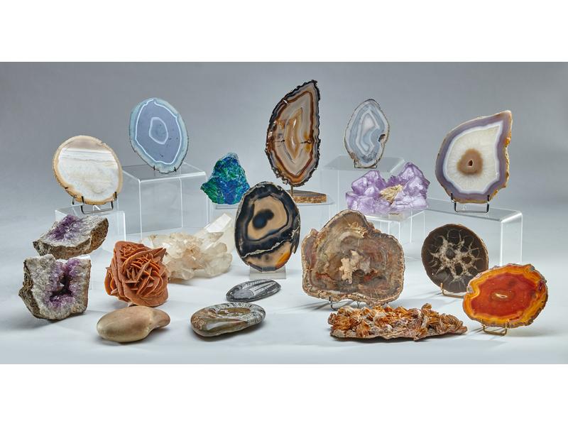 ENSEMBLE DE DIX CRISTAUX dont tranches d'Agate,...