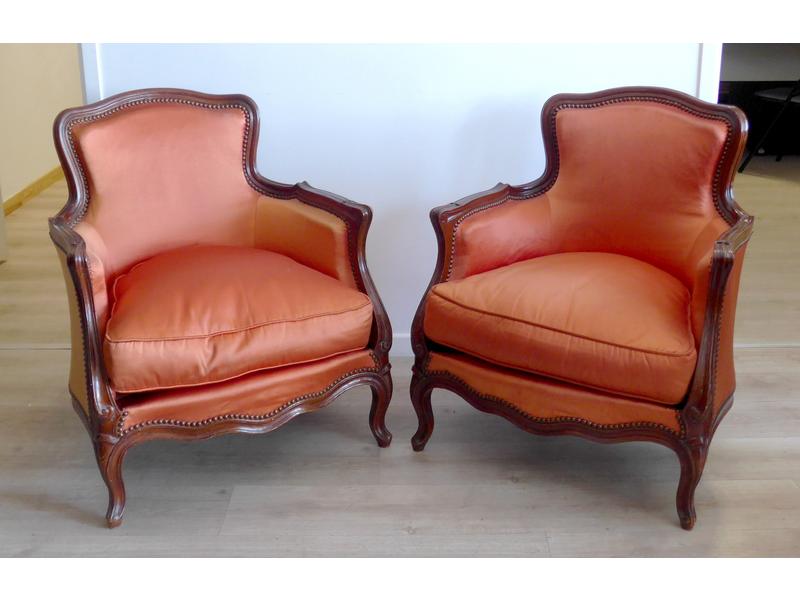PAIRE DE BERGERES en bois teinté façon acajou...