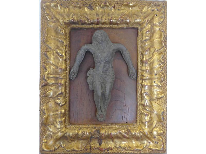 CHRIST en fonte de fer dans un cadre en bois...