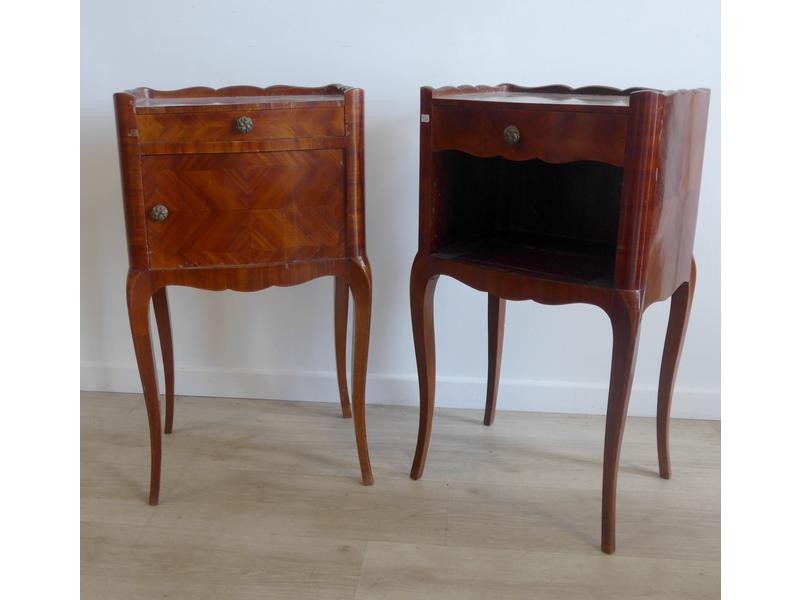 DEUX TABLES DE CHEVETS formant paire, ouvrant...