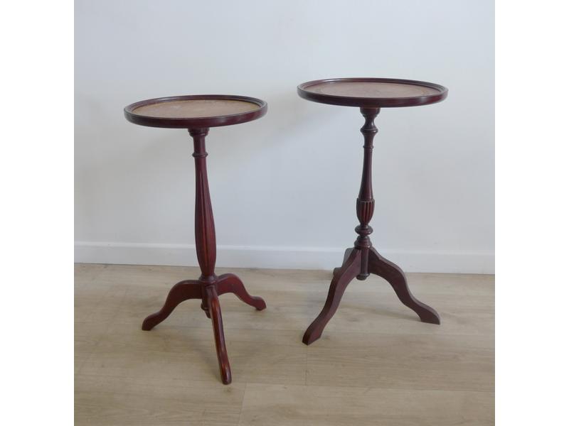 PAIRE DE PETITS GUERIDONS ronds en bois teinté...