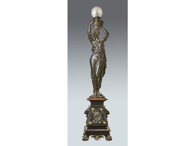 IMPORTANTE TORCHERE à une lumière figurant...