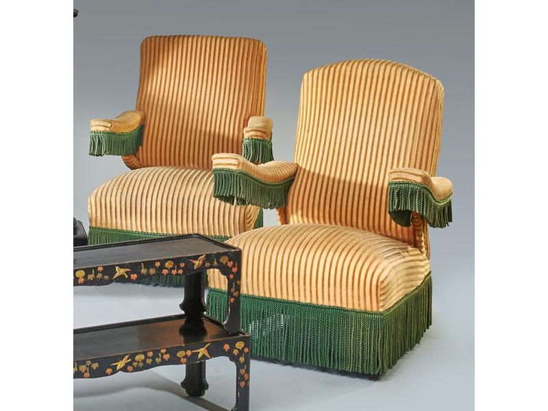PAIRE DE FAUTEUILS à dossier droit entièrement...